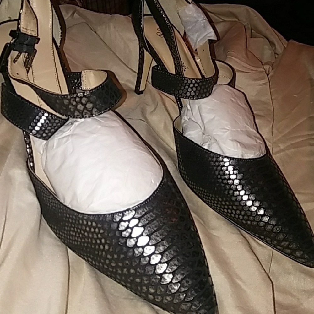 Pewter & Black Sexy pumps!